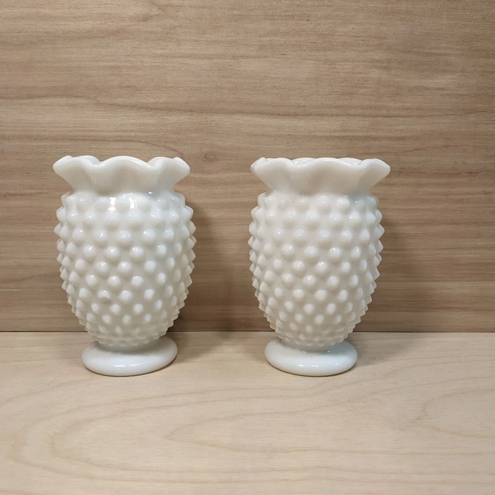 2 *flawed Vintage Fenton Hobnail Milk Glass 3 1/2" Mini Bud Vases - Picture 2 of 9